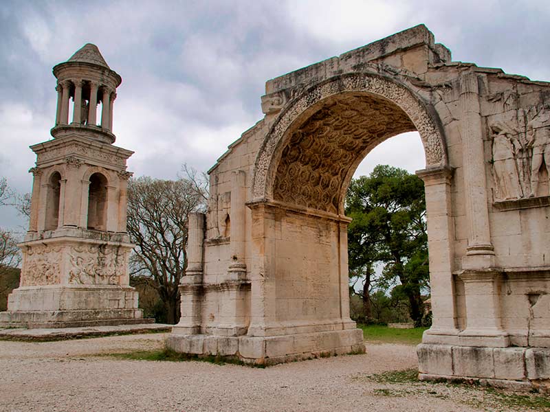 Ensemble monumental des Antiques à Saint-Rémy-de-Provence, France