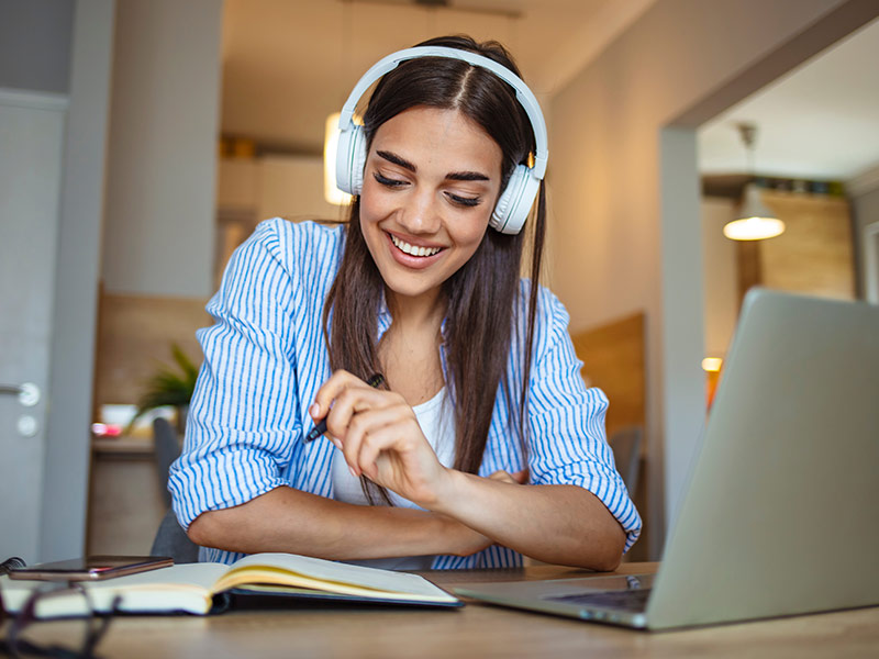 teenage girl listening to a lesson on Rosetta Stone