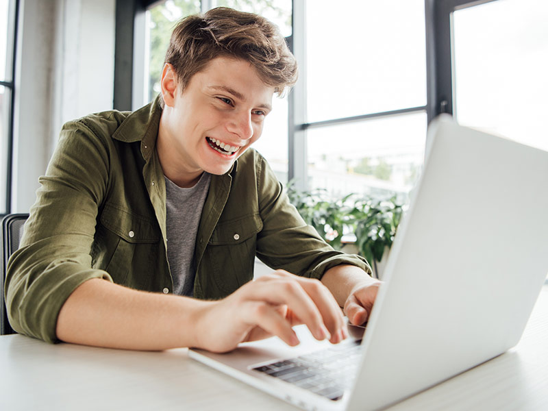 teenage boy chatting with a blog writing client online